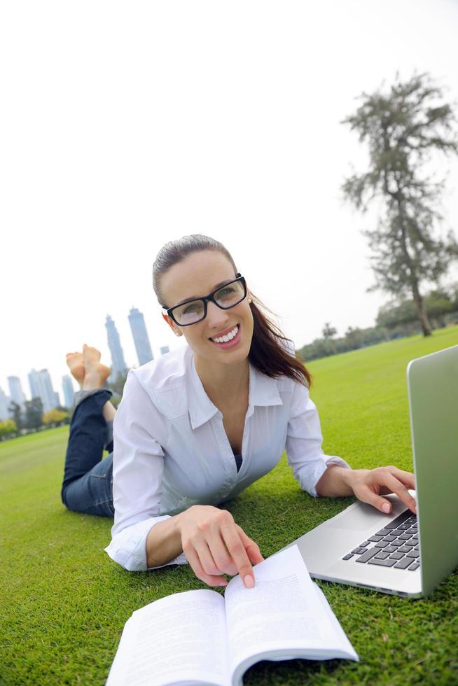 Frau mit Laptop im Park foto