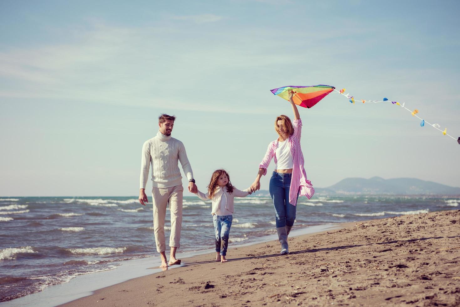 glückliche familie, die urlaub während des herbsttages genießt foto