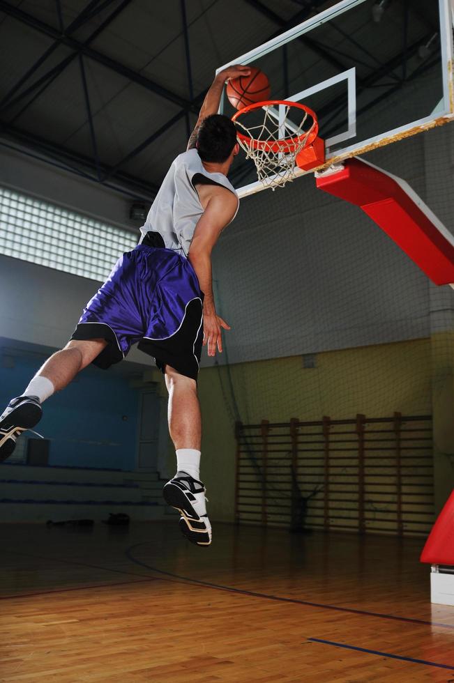 Basketballspieler in der Sporthalle foto