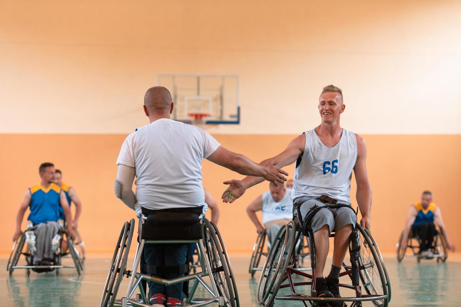 ein Team von Kriegsveteranen in Rollstühlen, die Basketball spielen und die in einem Spiel gewonnenen Punkte feiern. High-Five-Konzept foto