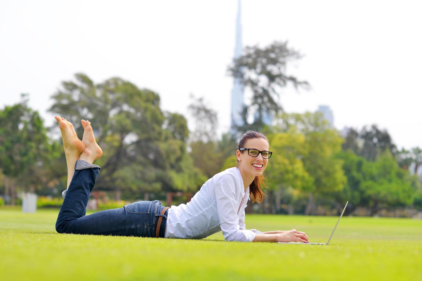 Frau mit Laptop im Park foto