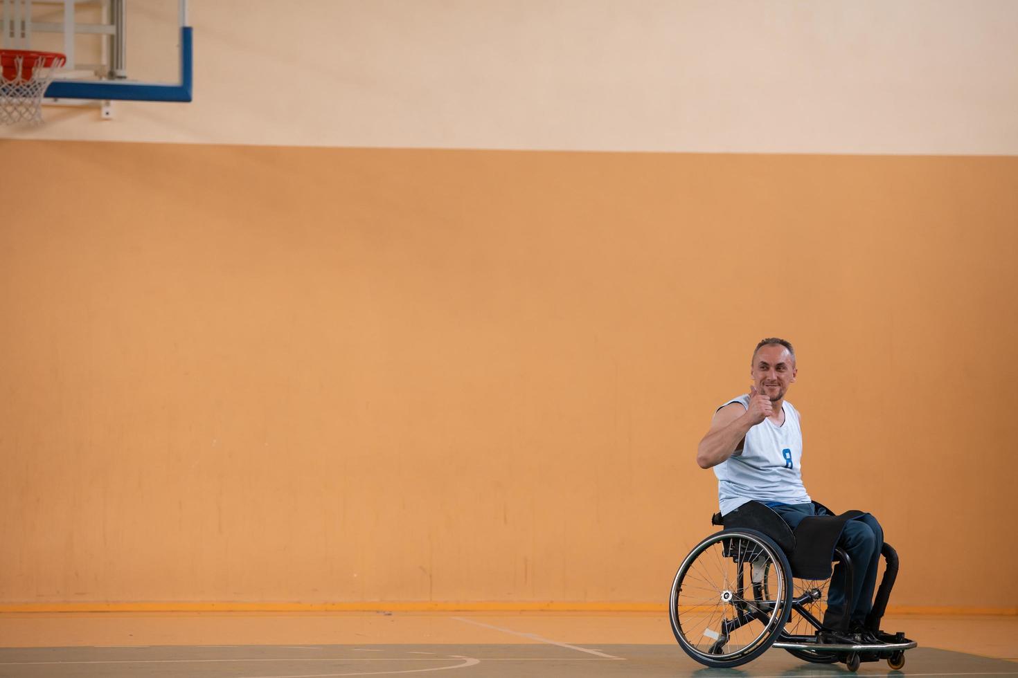 ein Foto eines Kriegsveteranen, der mit einem Team in einer modernen Sportarena Basketball spielt. das Konzept des Sports für Menschen mit Behinderungen