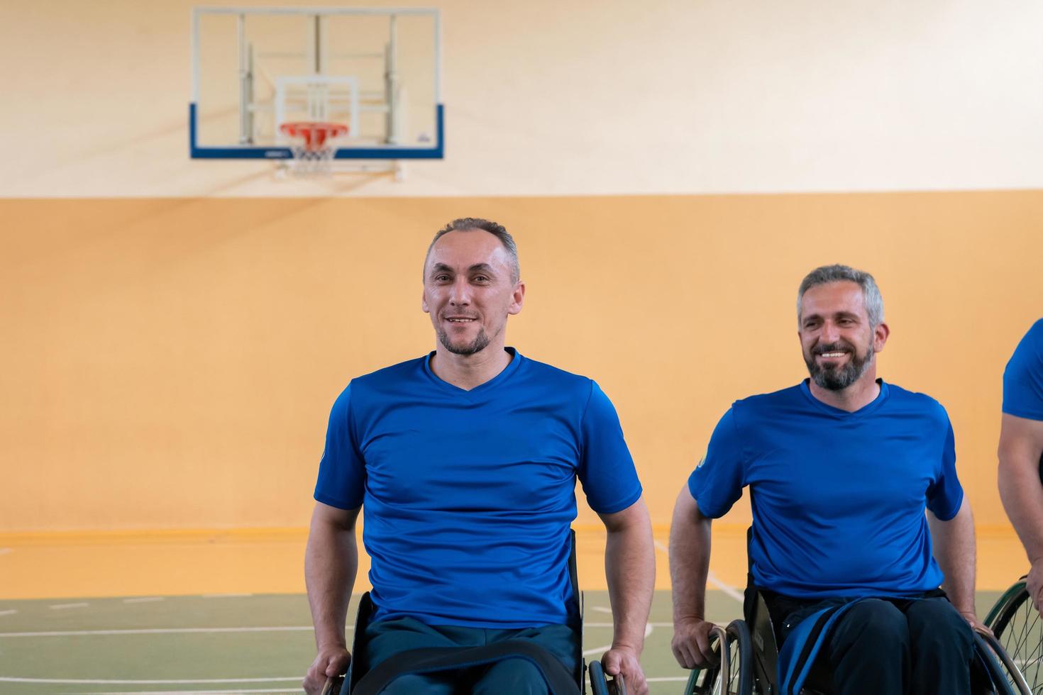 Foto der Basketballmannschaft der Kriegsinvaliden mit professioneller Sportausrüstung für Menschen mit Behinderungen auf dem Basketballplatz