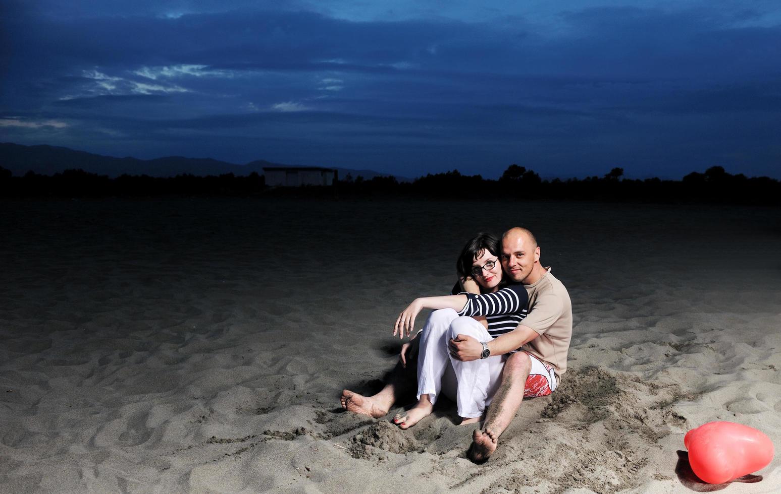 glückliches junges Paar viel Spaß am Strand foto