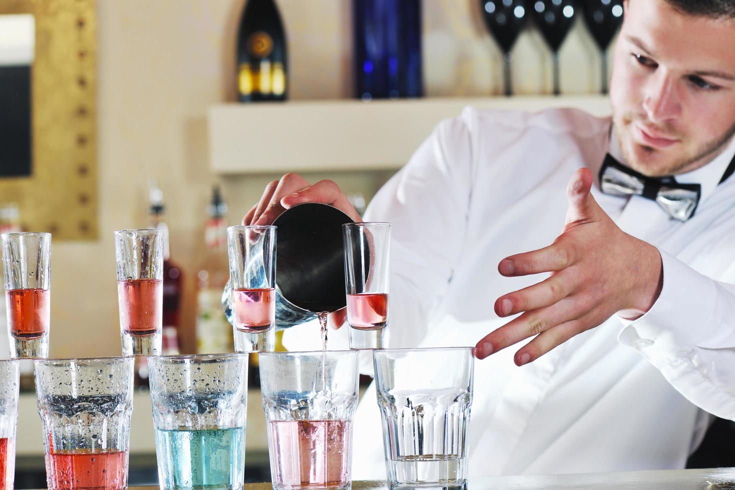 Profi-Barkeeper bereiten Cocktails auf der Party zu foto