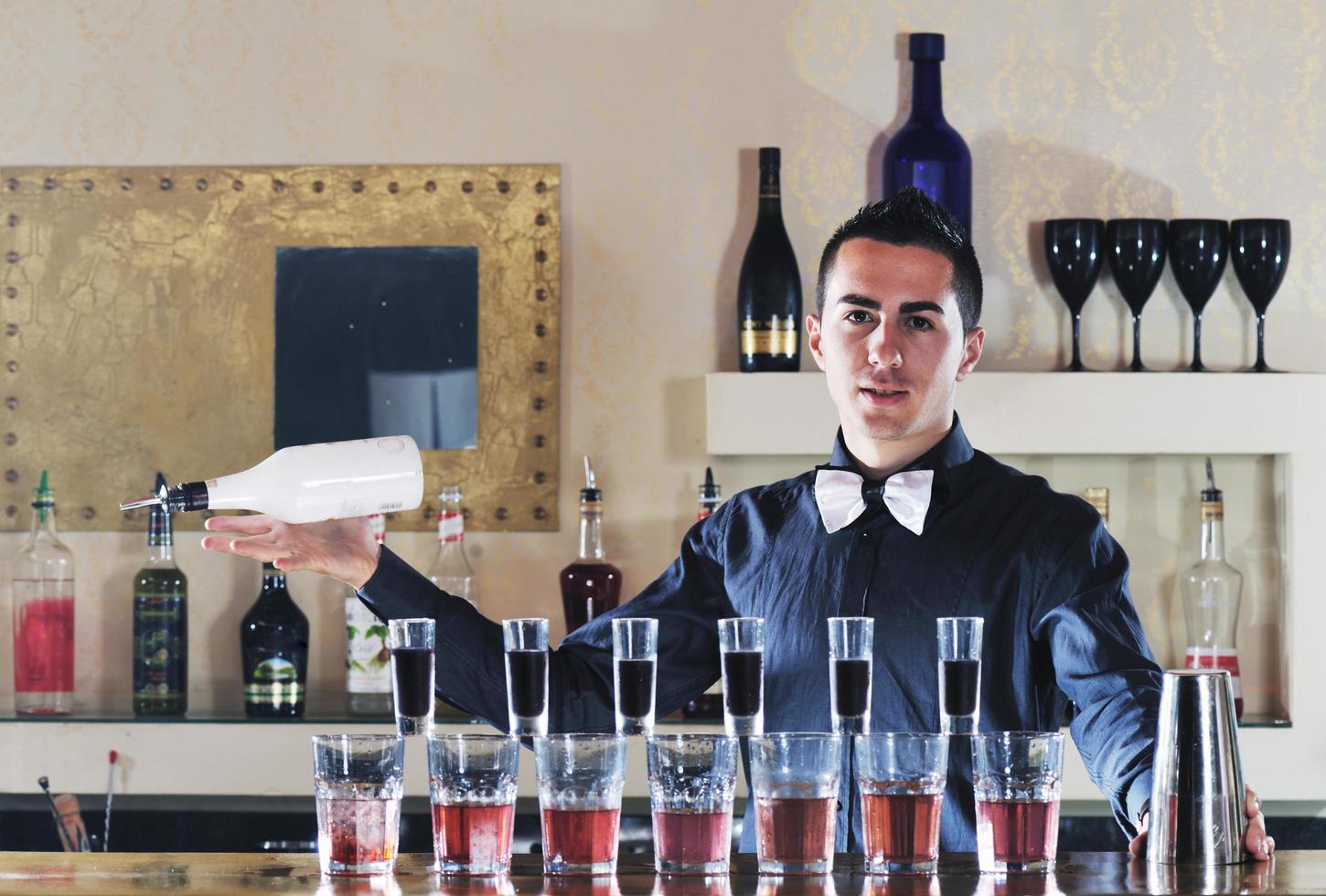 Profi-Barkeeper bereiten Cocktails auf der Party zu foto