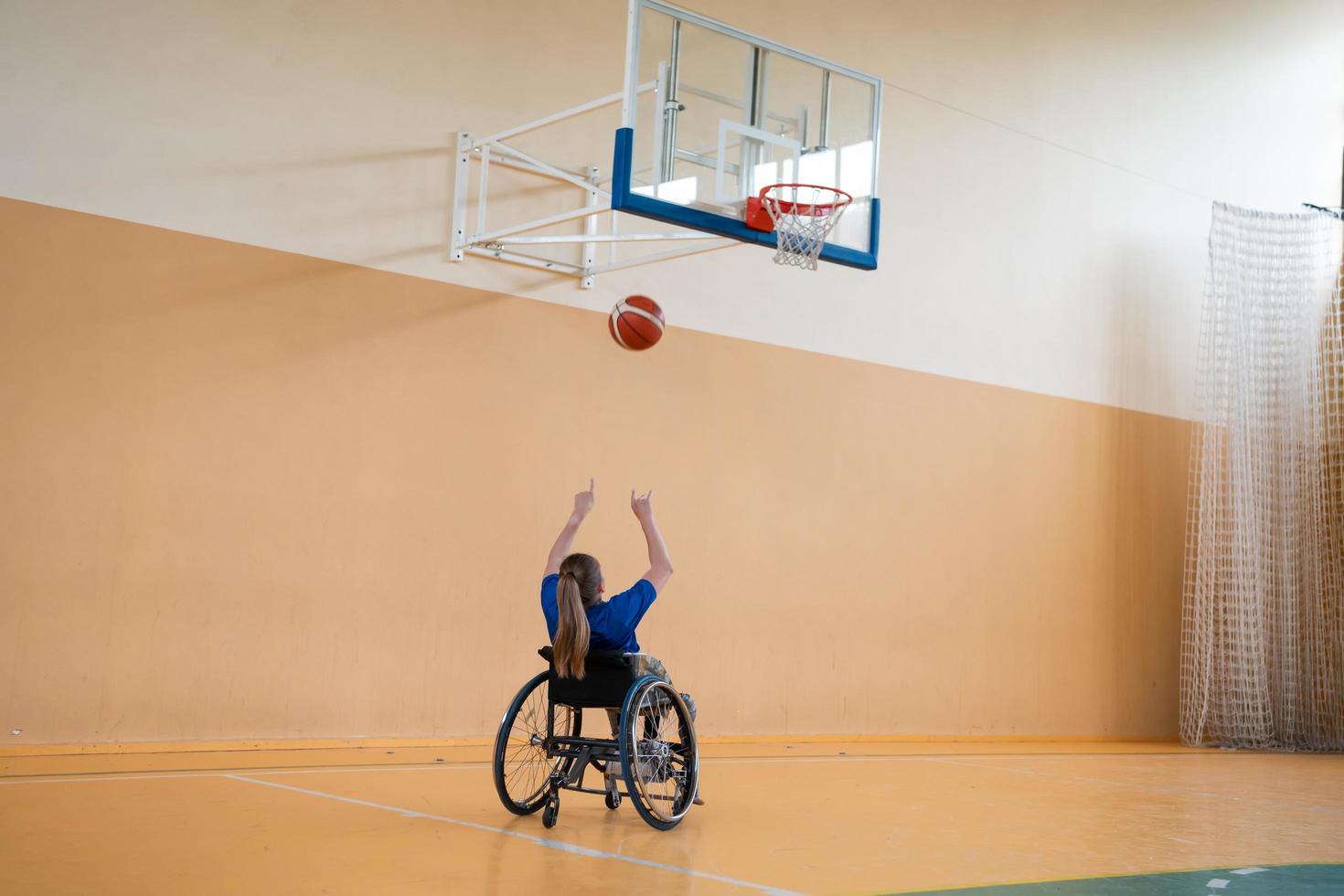 Foto der Basketballmannschaft der Kriegsinvaliden mit professioneller Sportausrüstung für Menschen mit Behinderungen auf dem Basketballplatz