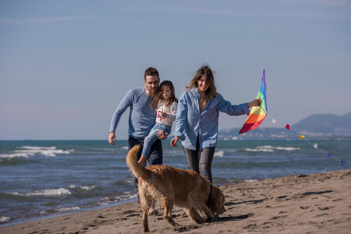 glückliche junge familie, die urlaub während des herbsttages genießt foto