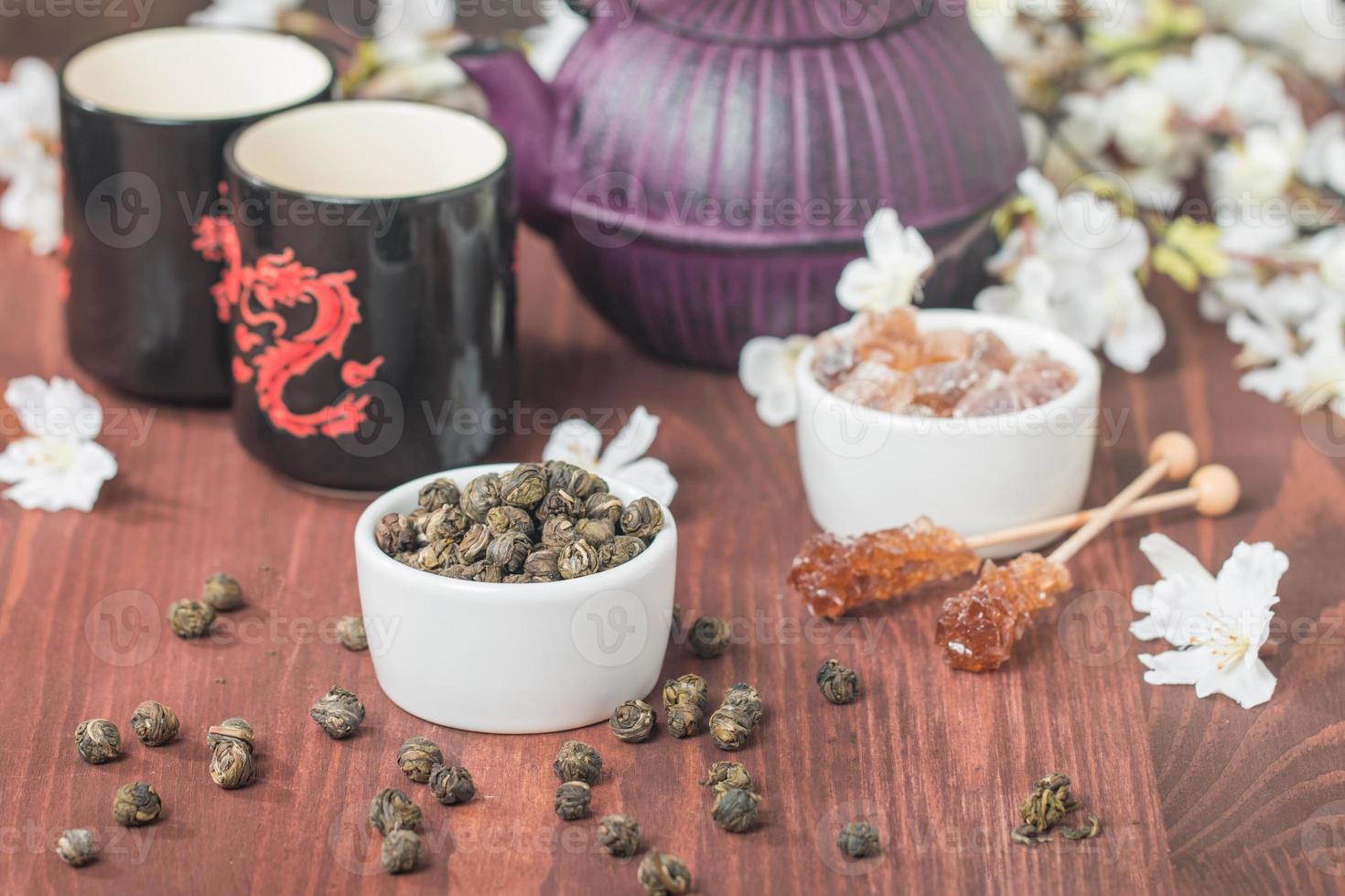 asiatisches Teeset mit getrocknetem grünem Tee und Zucker foto