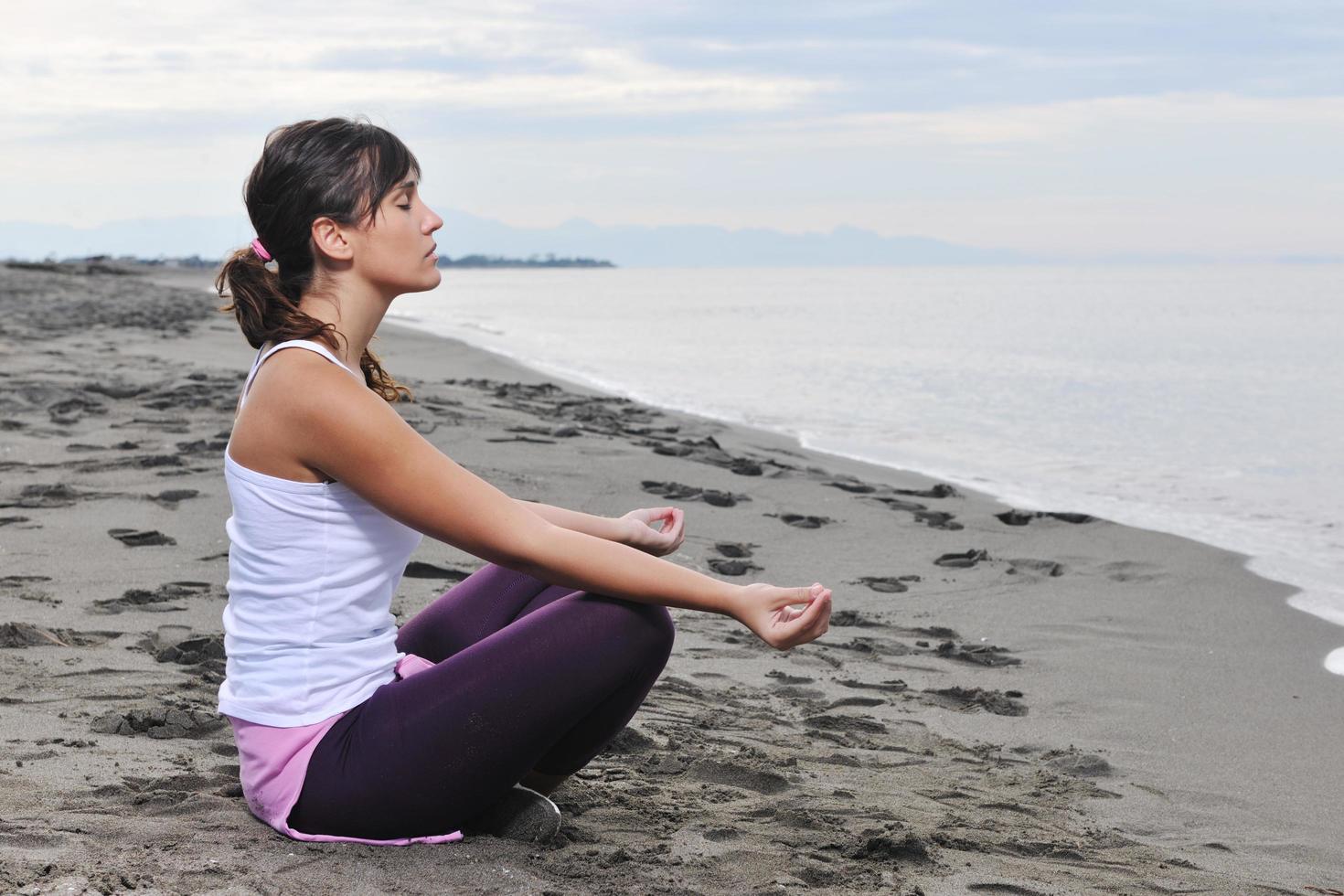 Frauen-Yoga-Strand foto