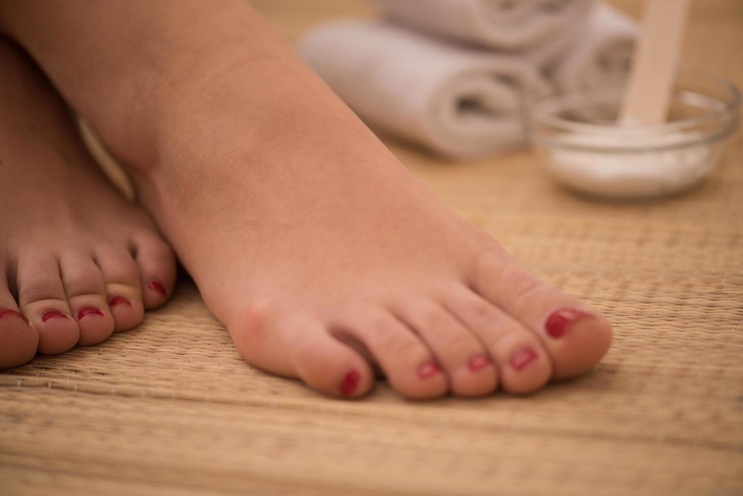 weibliche füße im spa-salon foto