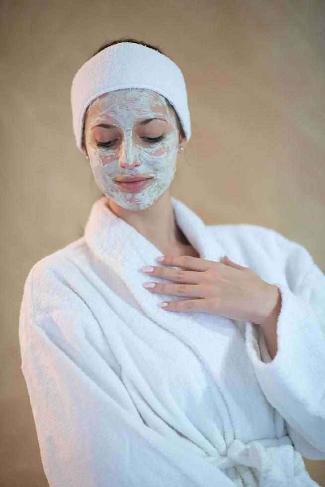 Frau im Spa mit kosmetischer Maske foto