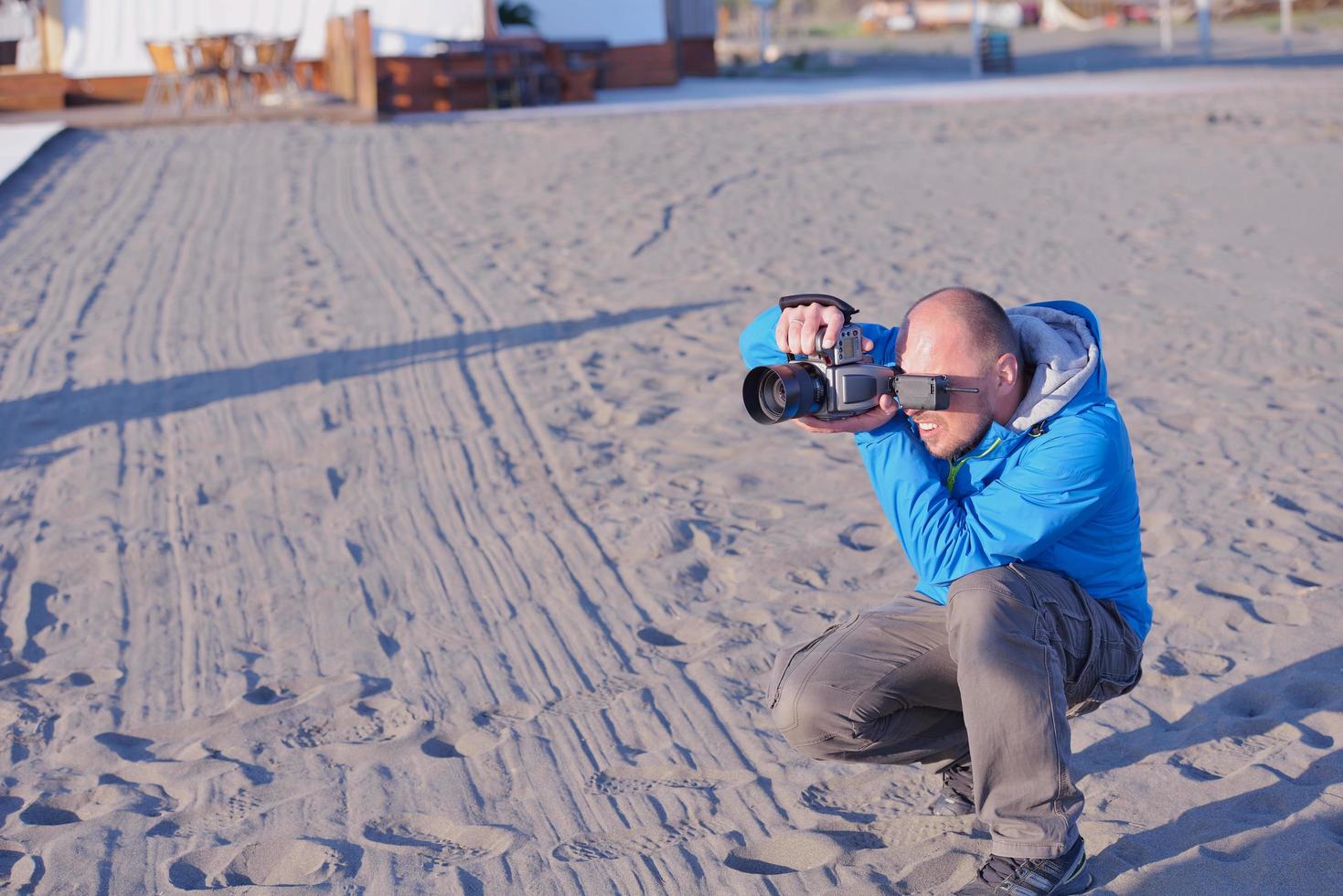 Fotograf fotografiert am Strand foto