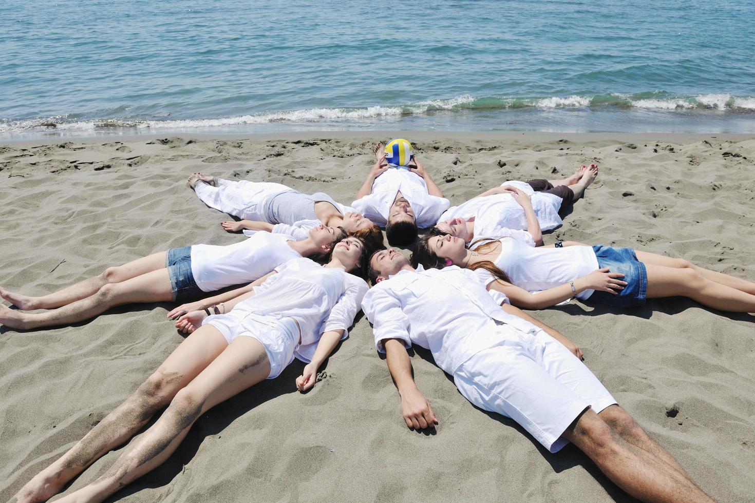 gruppe glücklicher junger leute hat spaß am strand foto