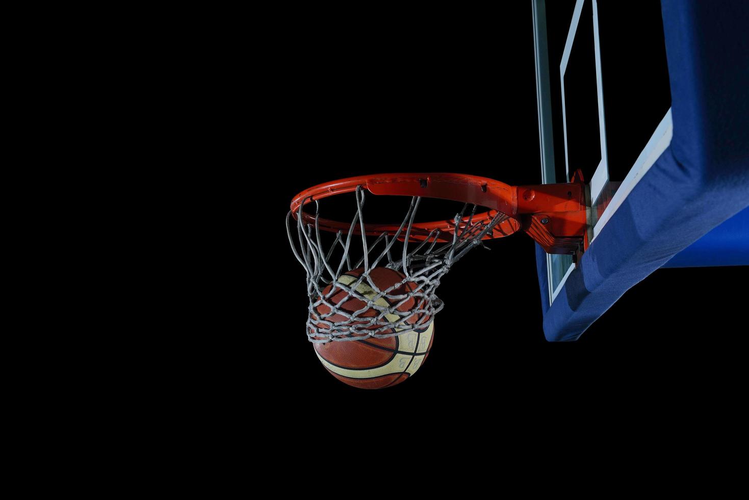 Basketballball und Netz auf schwarzem Hintergrund foto