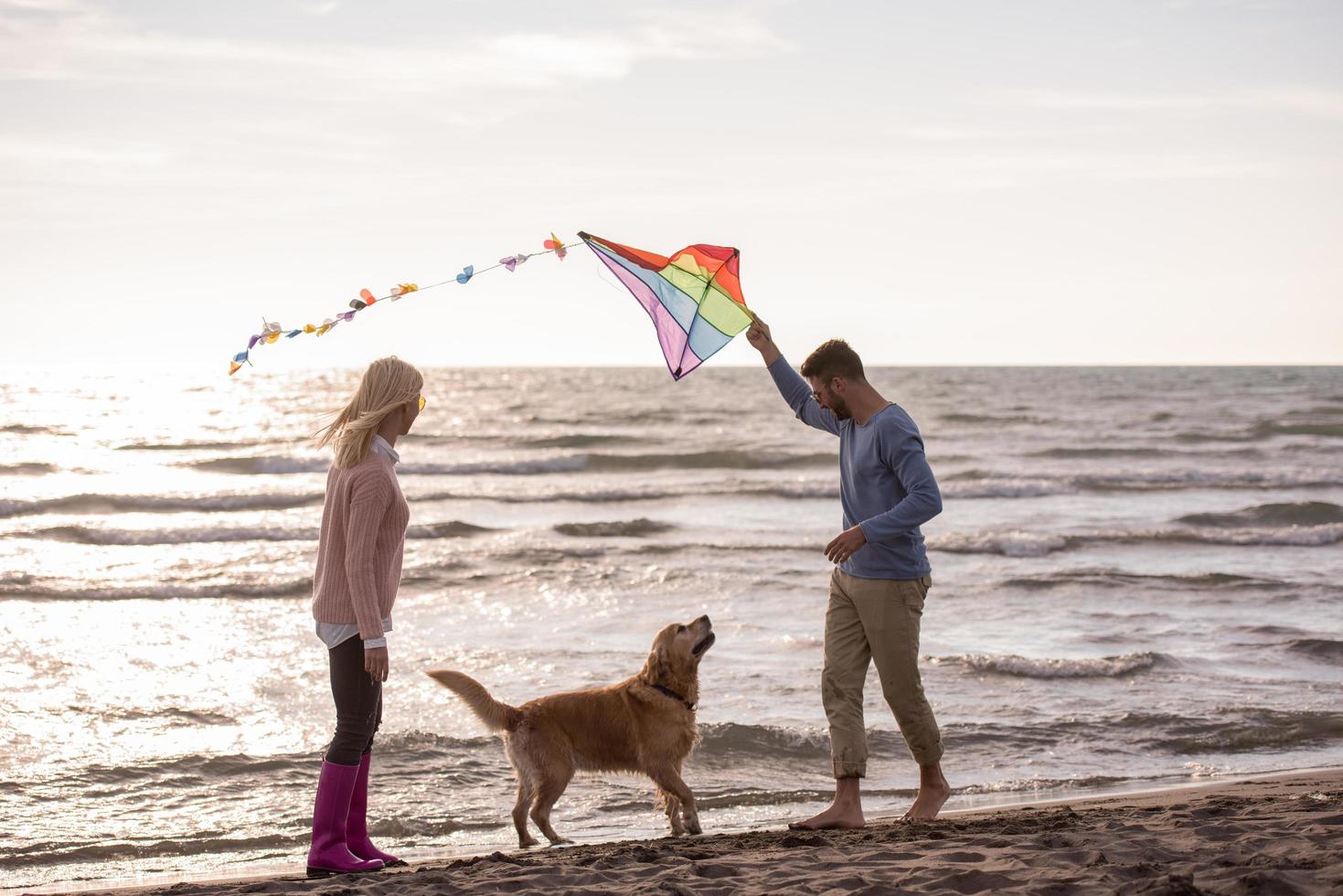 glückliches Paar genießt die gemeinsame Zeit am Strand foto