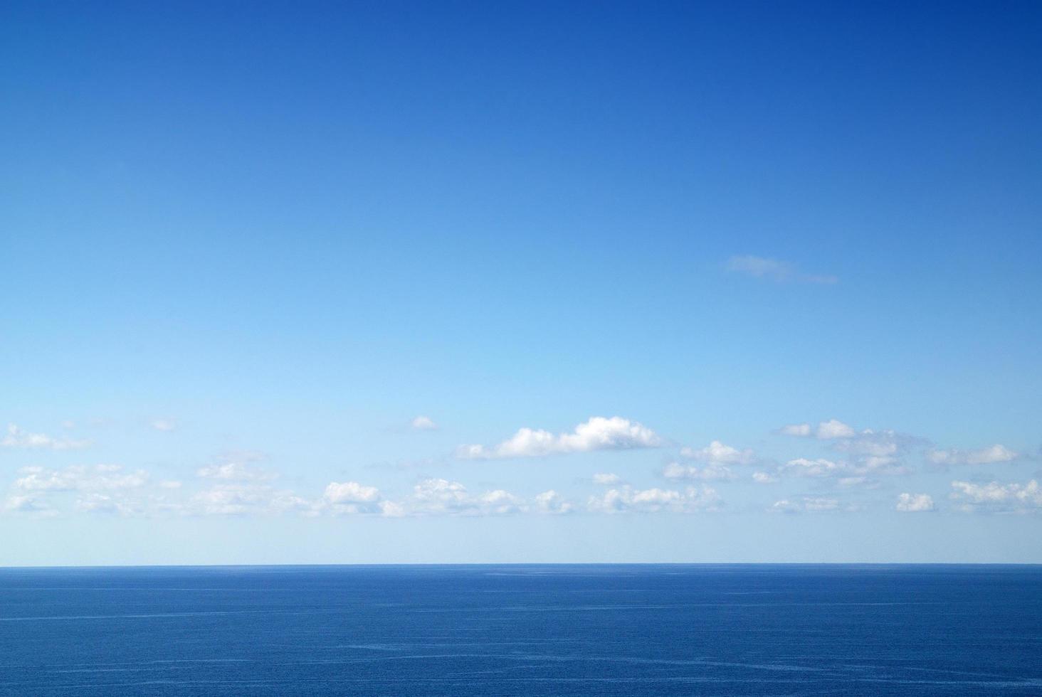 bewölkter Himmel und Meer foto