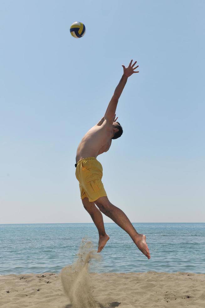 männlicher Beachvolleyballspieler foto