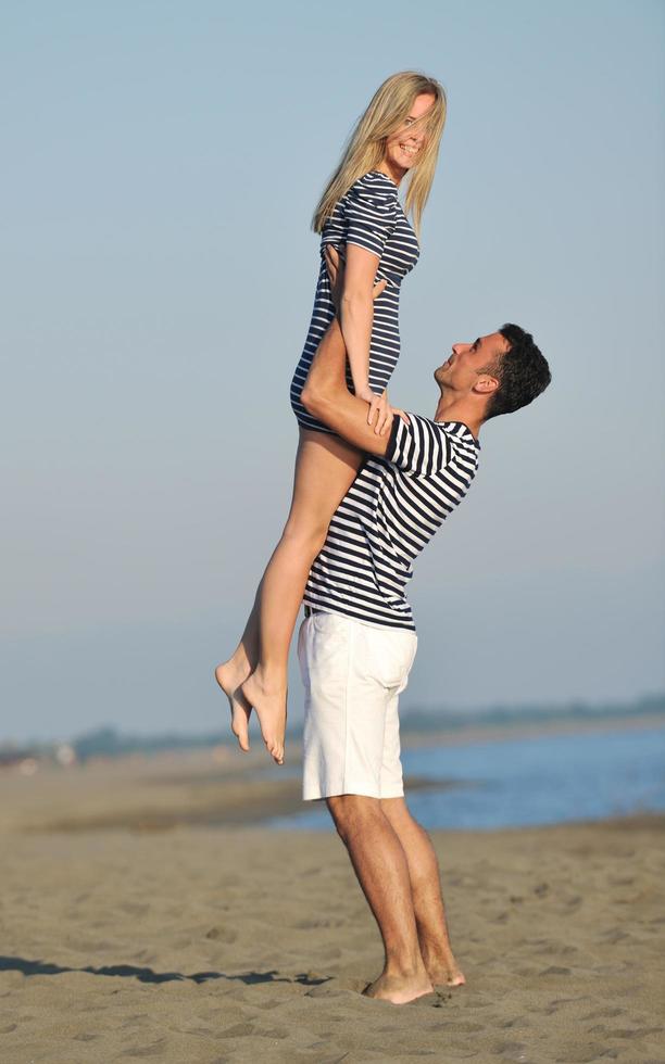 glückliches junges Paar hat romantische Zeit am Strand foto