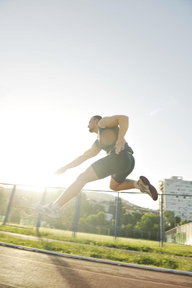 junger Sportler läuft foto