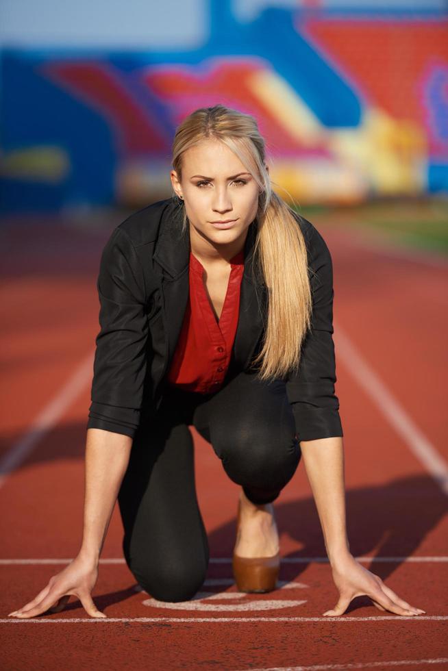 Geschäftsfrau bereit zum Sprint foto