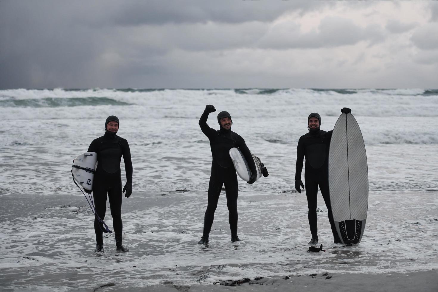 arktische Surfer gehen nach dem Surfen am Strand vorbei foto