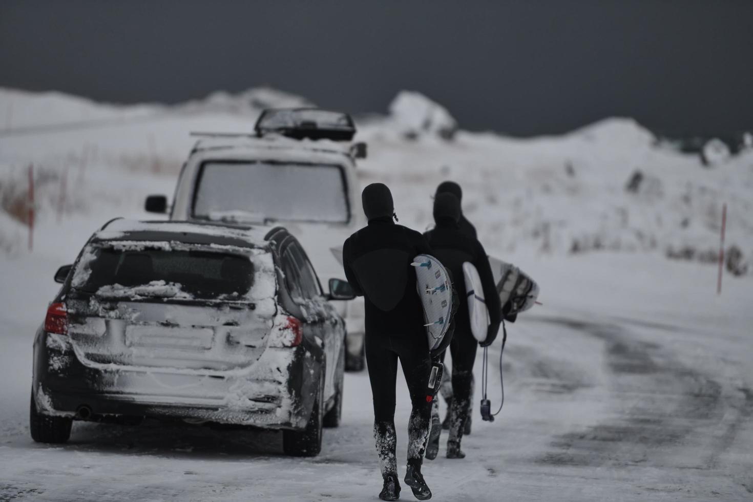 Polarsurfer im Neoprenanzug nach dem Surfen im Minivan foto