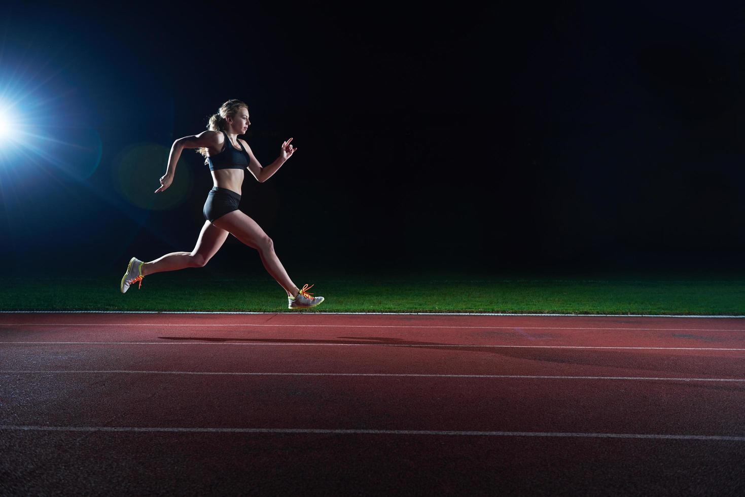 sportliche Frau, die auf der Strecke läuft foto