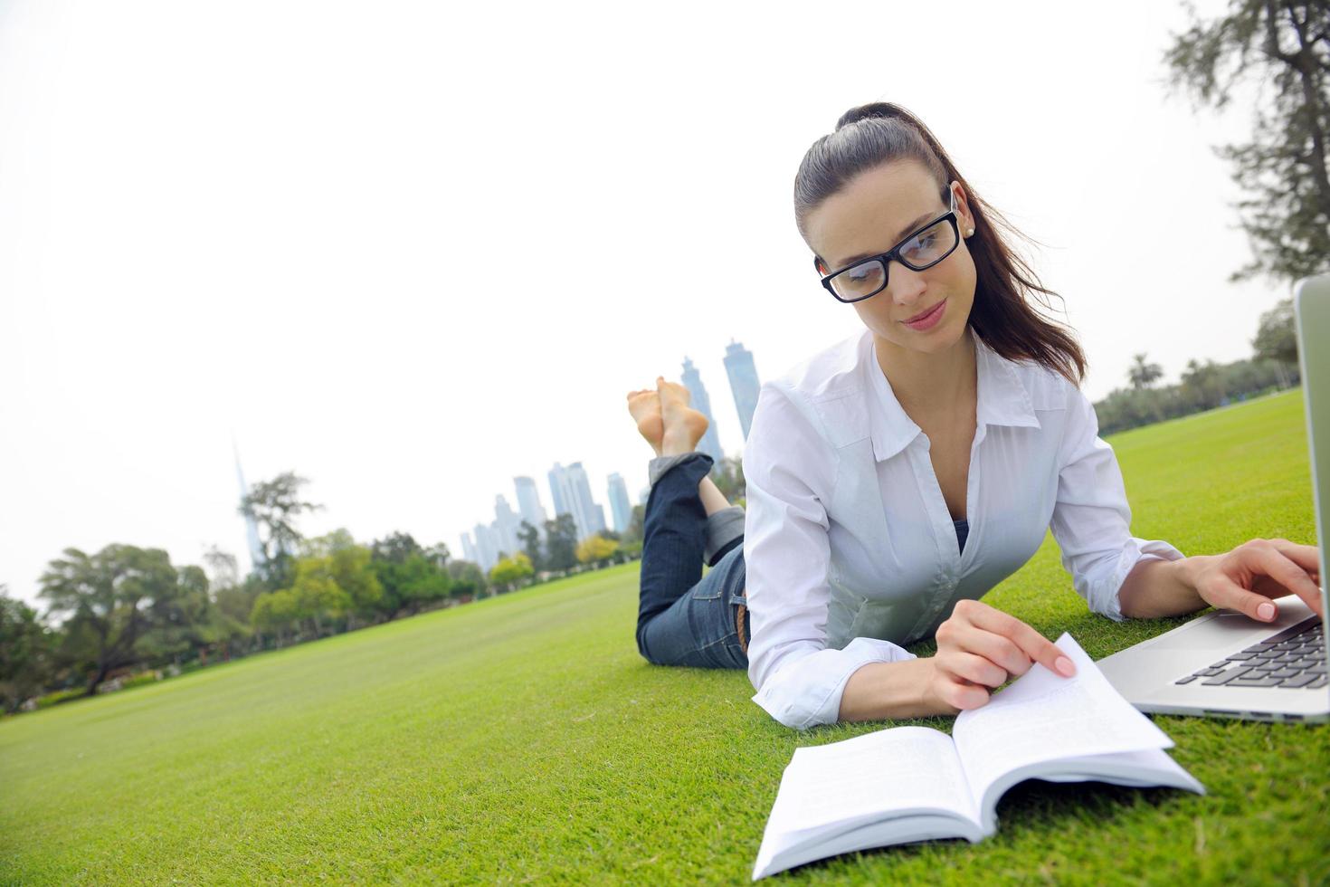 Frau mit Laptop im Park foto