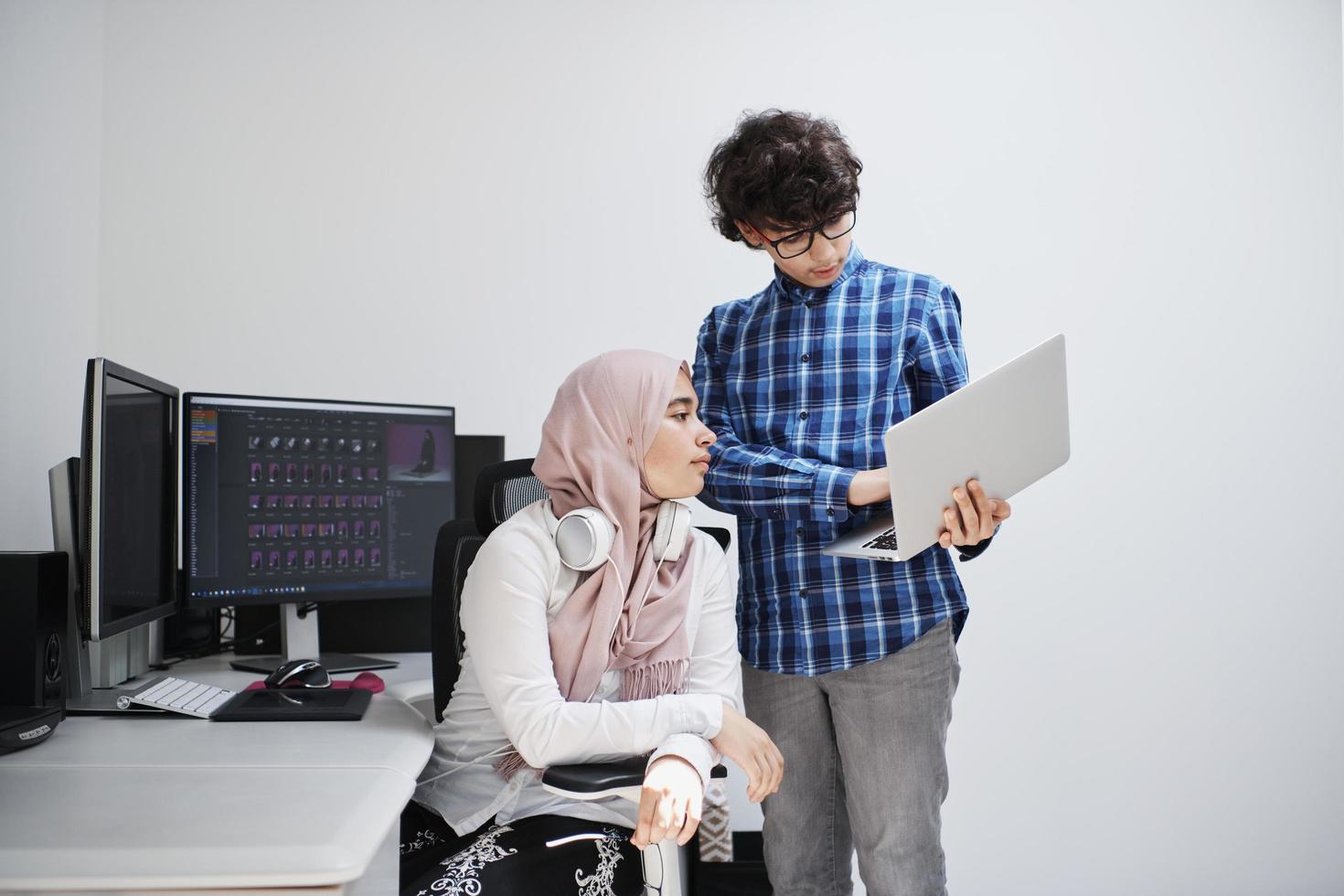 Kreatives Team im modernen Büro foto