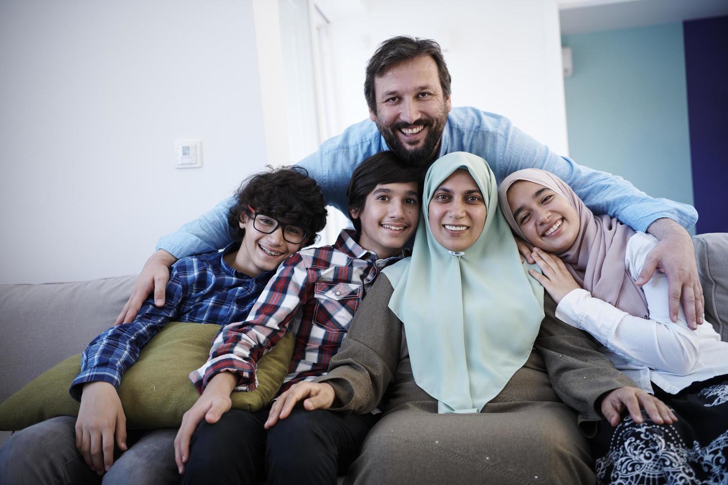 muslimisches familienporträt zu hause foto