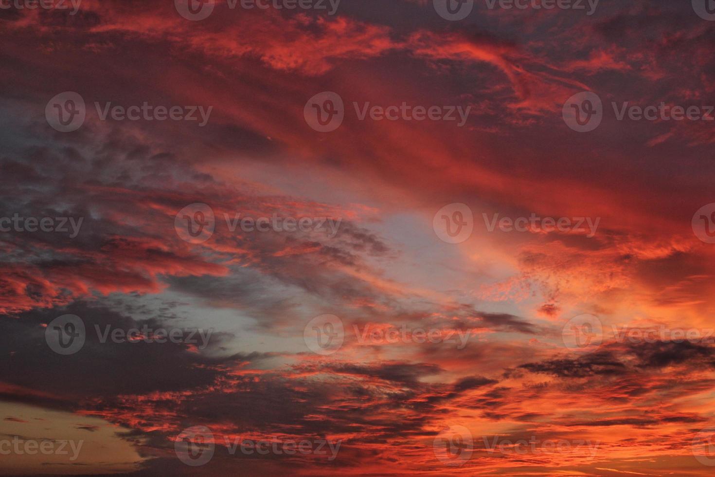 bunte bewölkte Dämmerung schöner Himmel Stadtbild Sonnenuntergang und Sonnenaufgang am Morgen. dramatische Abendnacht am frühen Morgen. Panorama Natur Hintergrundkonzept. Platz für Text kopieren. Weltumwelttag foto