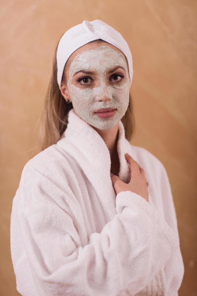 spa-frau, die gesichtsmaske anwendet foto