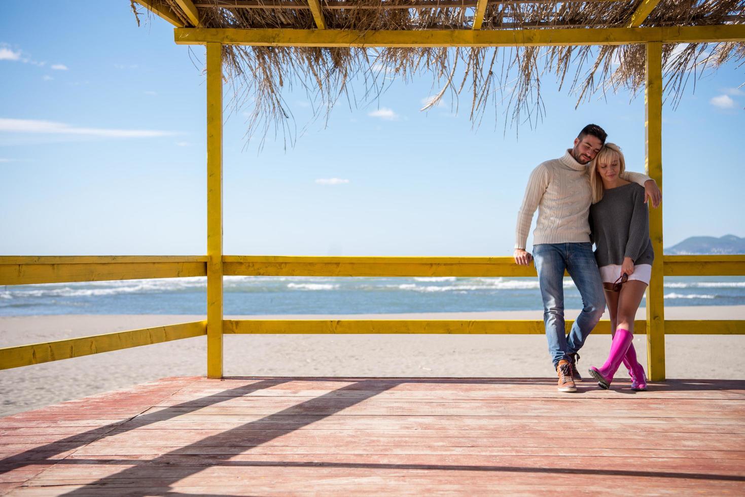 paar chatten und spaß an der strandbar haben foto