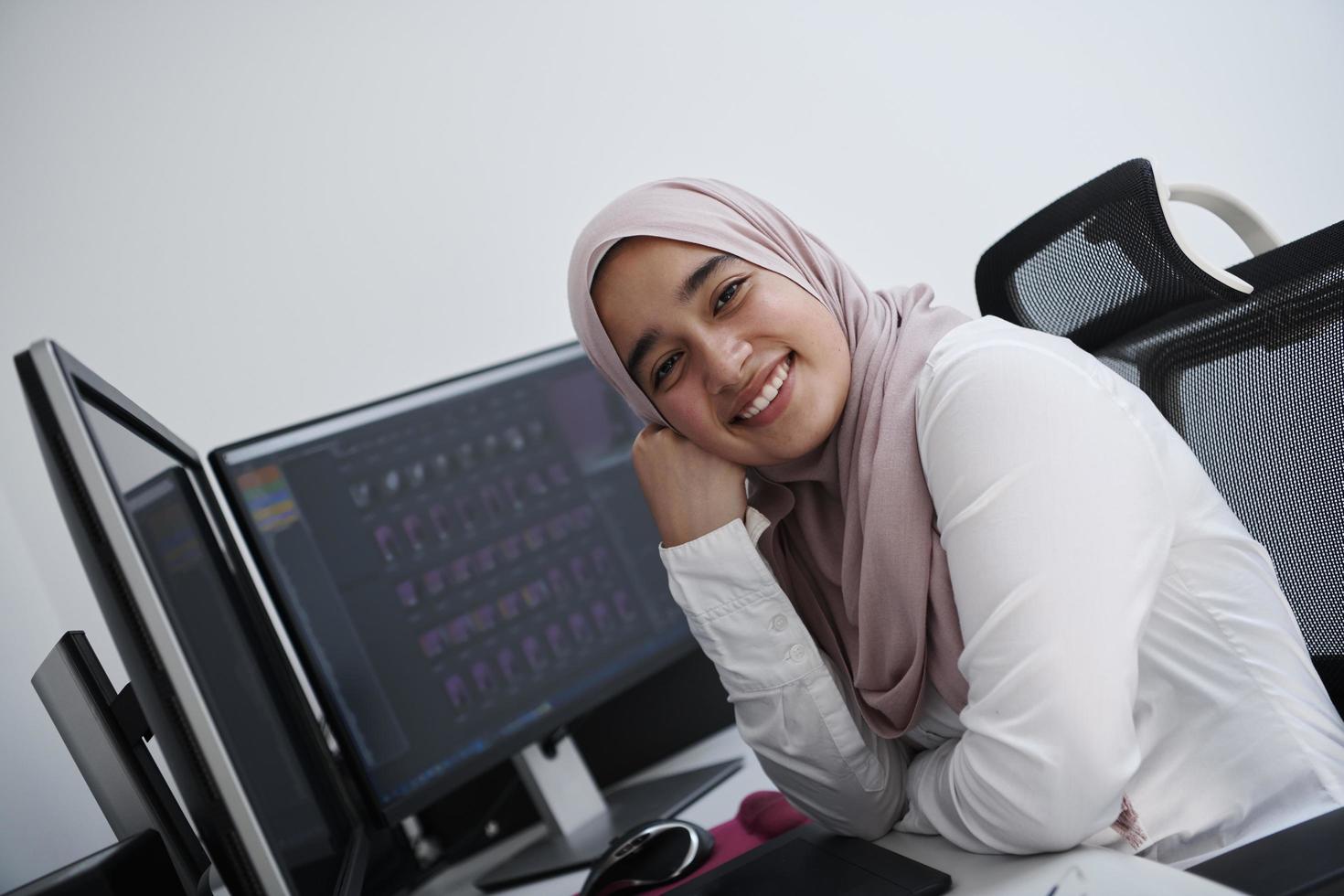 arabischer kreativer professioneller, der zu hause am desktop-computer arbeitet foto