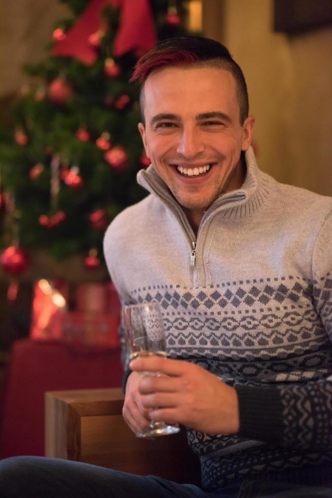 glücklicher junger Mann mit einem Glas Champagner foto