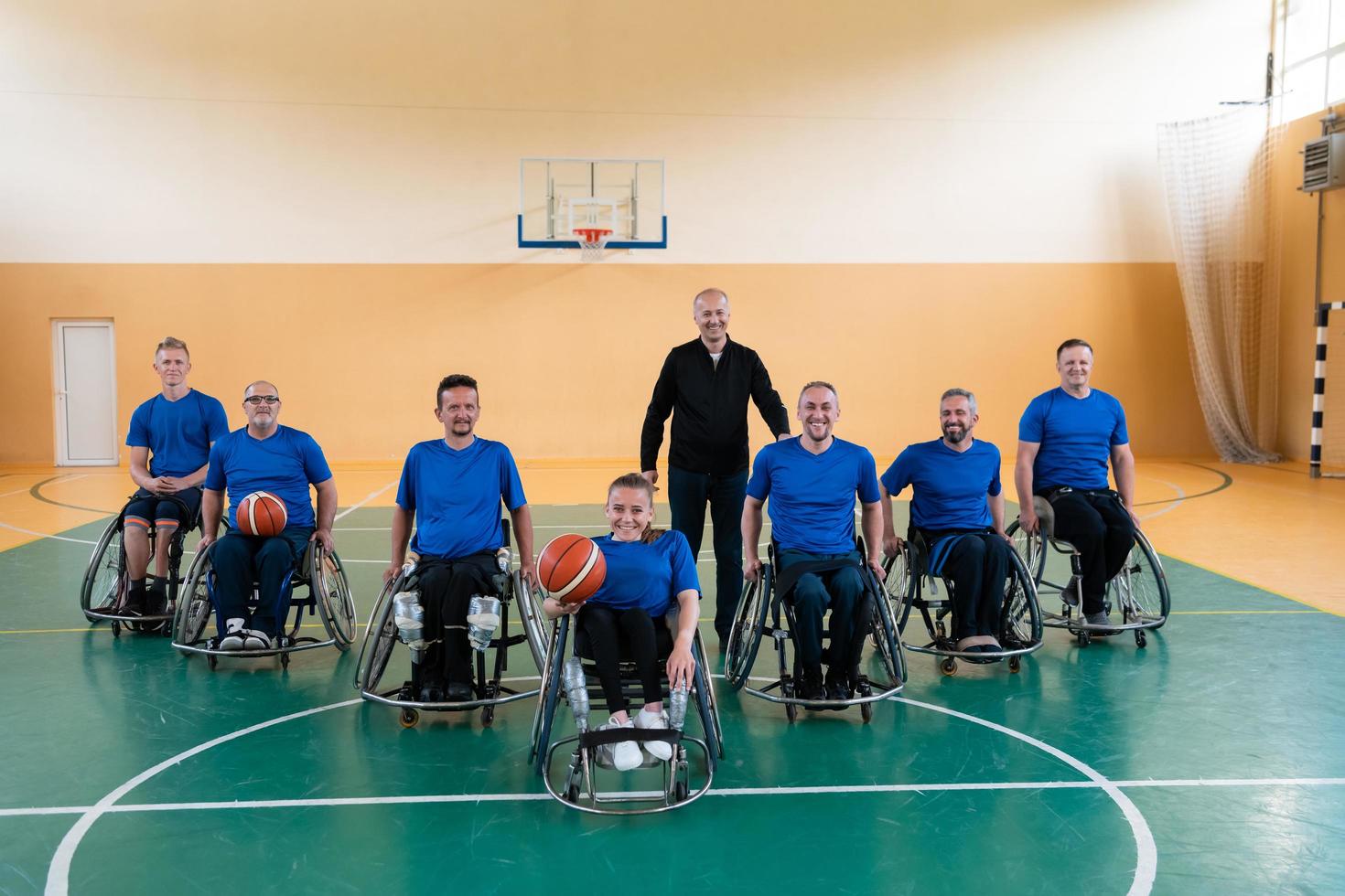 Foto der Basketballmannschaft der Kriegsinvaliden mit professioneller Sportausrüstung für Menschen mit Behinderungen auf dem Basketballplatz