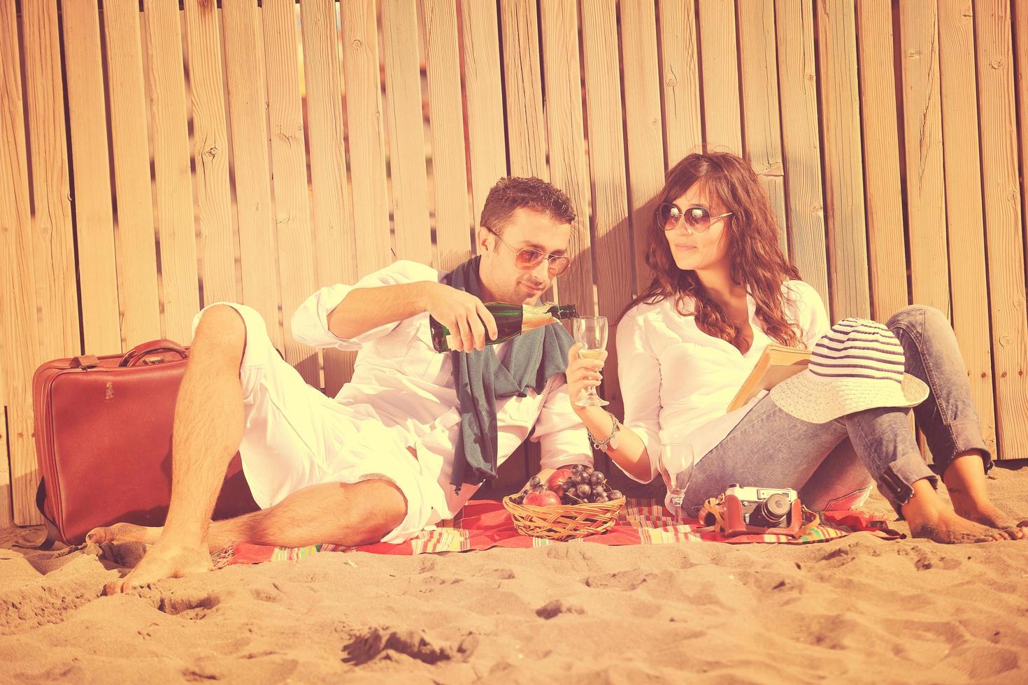 junges Paar beim Picknick am Strand foto