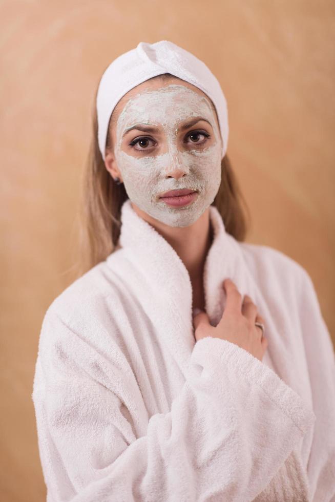 spa-frau, die gesichtsmaske anwendet foto