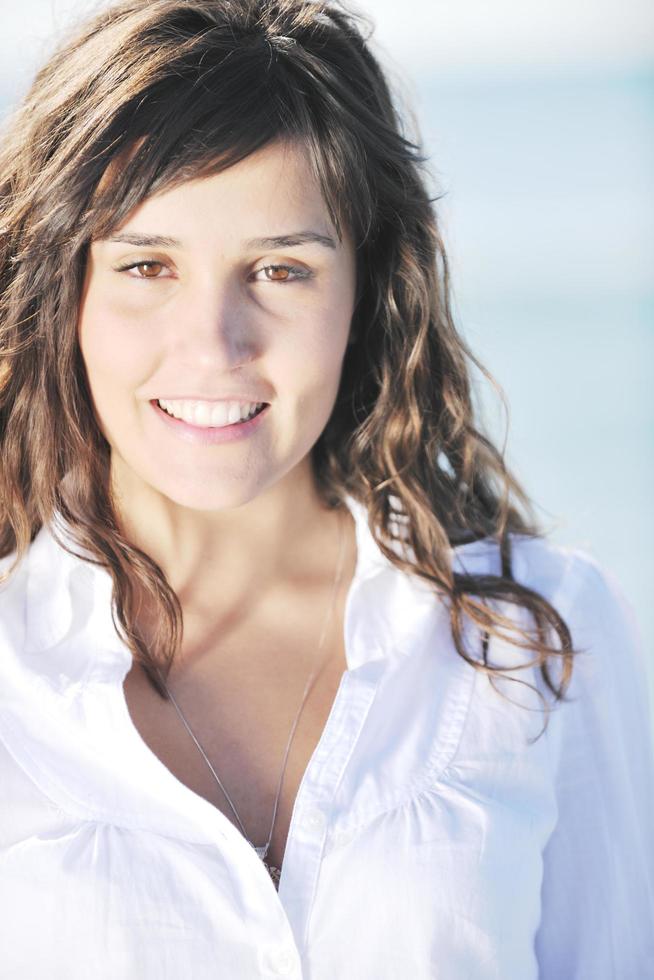 glückliche junge Frau am Strand foto