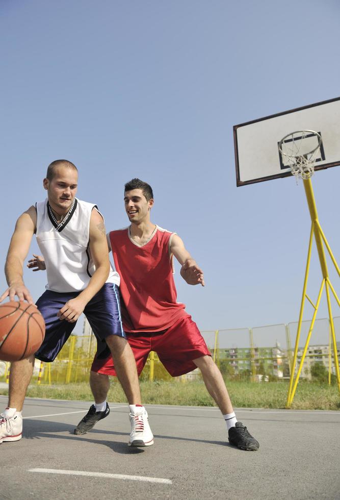 Streetballspiel am frühen Morgen foto