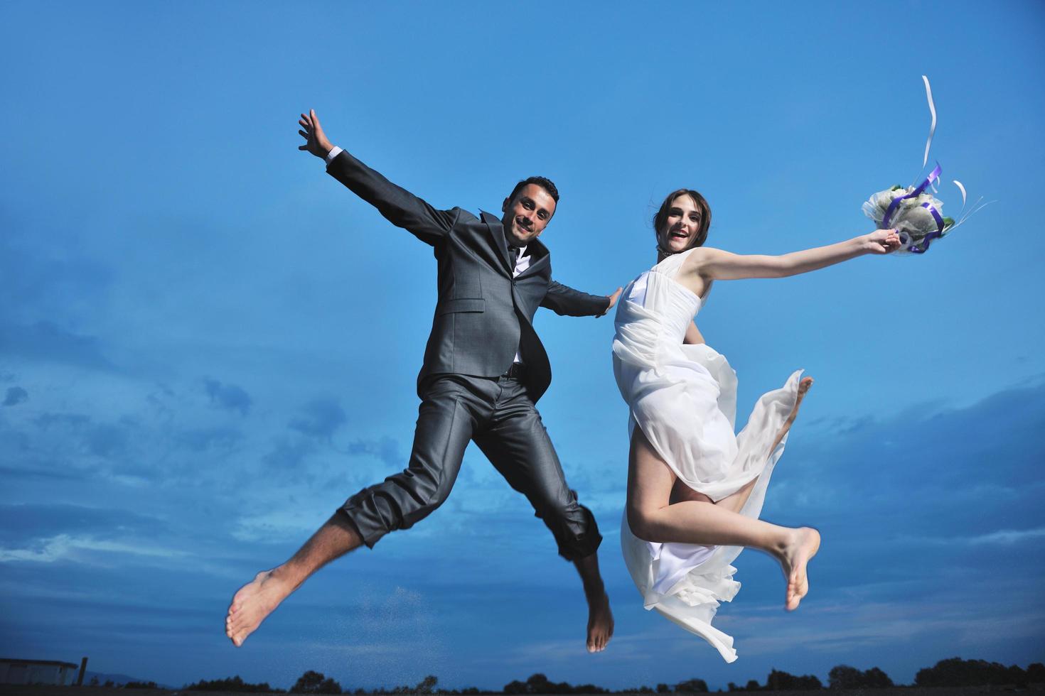 romantische Strandhochzeit bei Sonnenuntergang foto