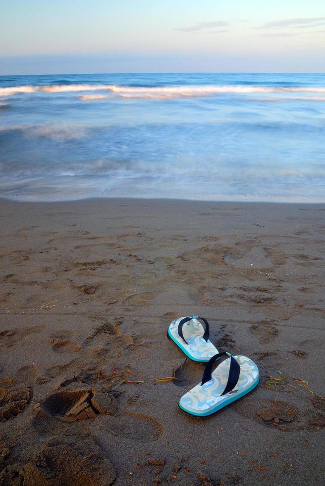 Sandalen am Strand mit Langzeitbelichtung foto