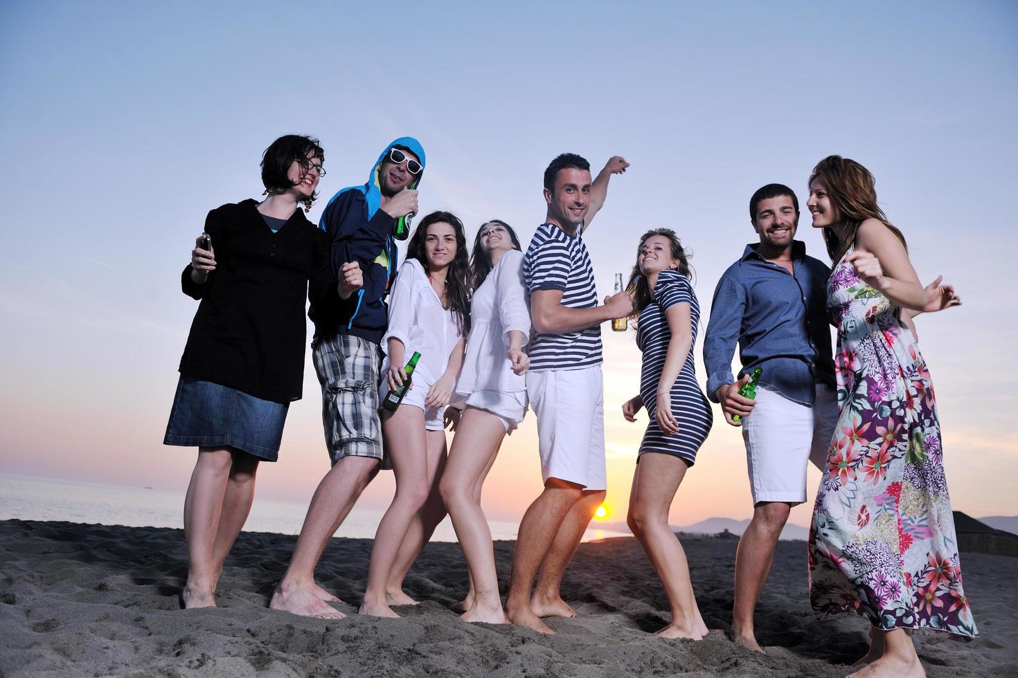 gruppe junger leute genießen sommerfest am strand foto