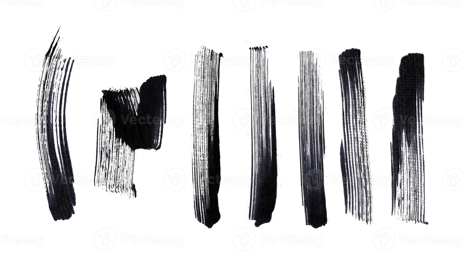 satz schwarze acrylfarbenstriche für designelemente. künstlerische pinselstriche für verzierungen und untere drittel isolierter hintergrund foto