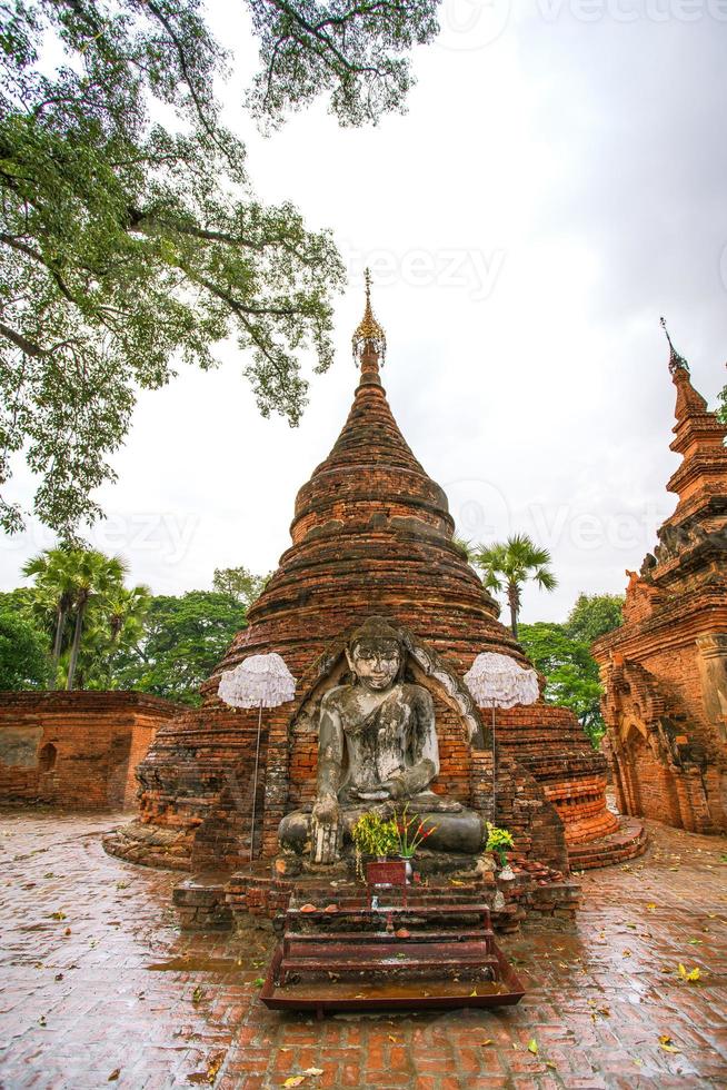 yadana hsemee pagode, ein ort bestehend aus einem pagodenkomplex und einem buddhabild im inneren, inwa, mandalay, myanmar foto