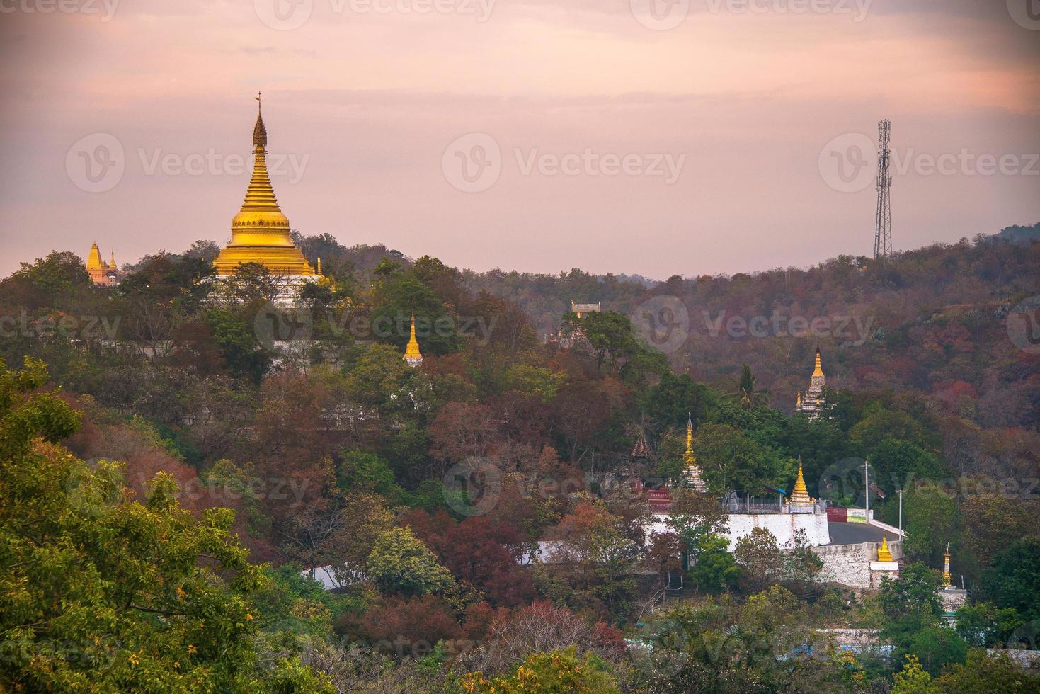 Sagaing-Hügel mit zahlreichen Pagoden und buddhistischen Klöstern am Irrawaddy-Fluss, Sagaing, Myanmar foto