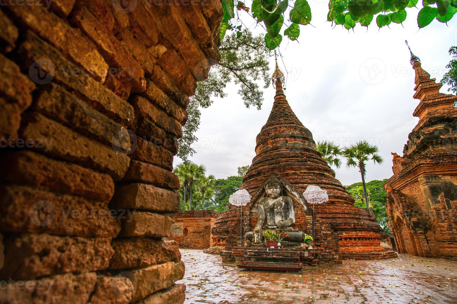 yadana hsemee pagode, ein ort bestehend aus einem pagodenkomplex und einem buddhabild im inneren, inwa, mandalay, myanmar foto
