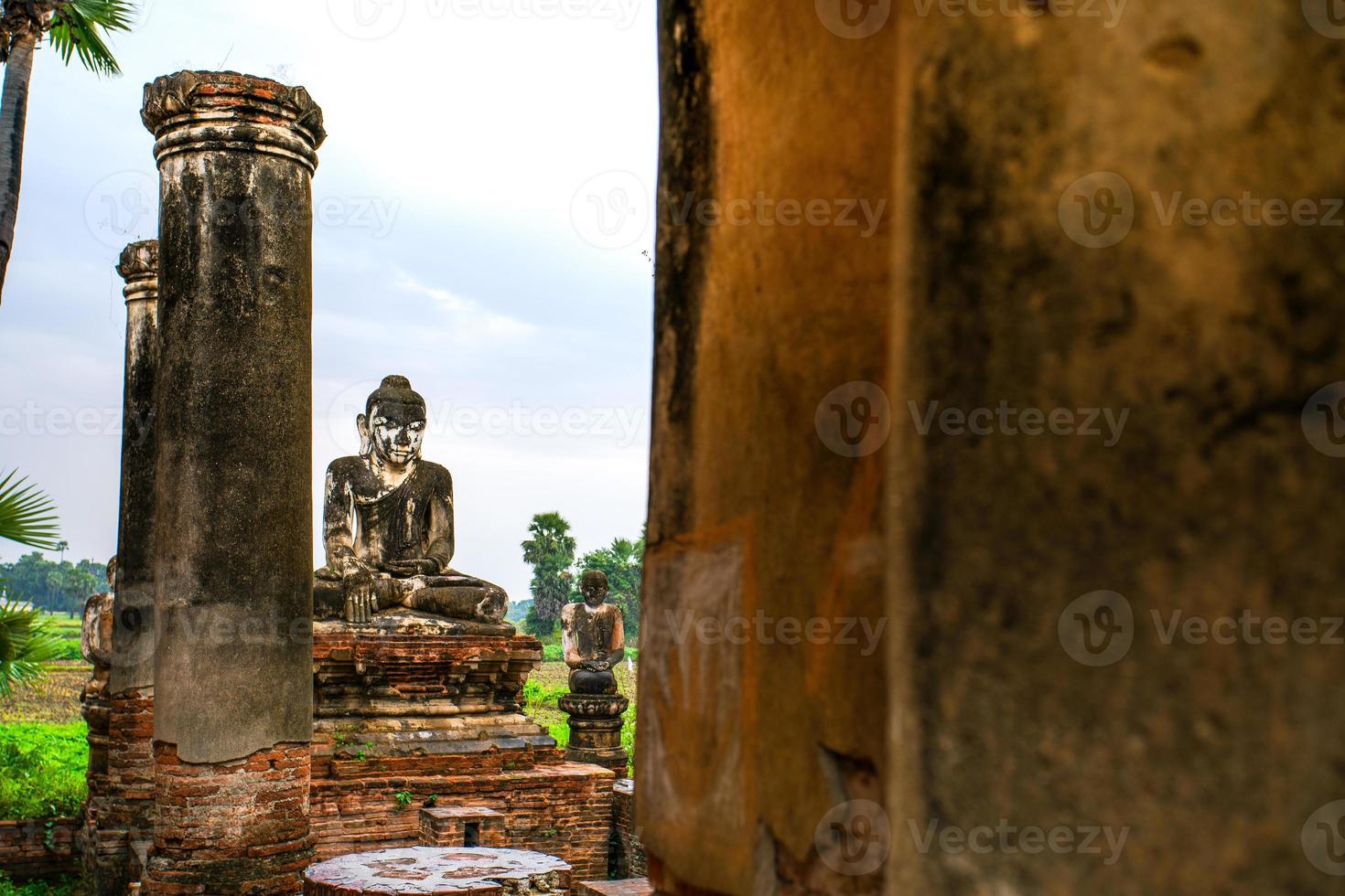 yadana hsemee pagode, ein ort bestehend aus einem pagodenkomplex und einem buddhabild im inneren, inwa, mandalay, myanmar foto