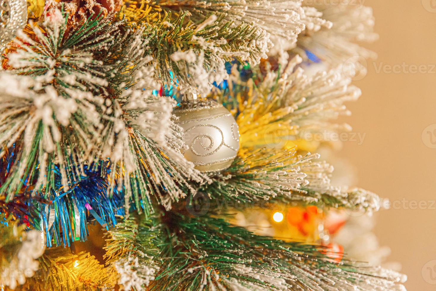 klassisches weihnachtsneujahr geschmückter neujahrsbaum mit farbigen foto